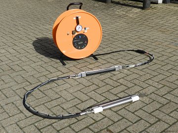 Dual Downhole System (DDS) with two 3 component geophones separated with a 2m interval.